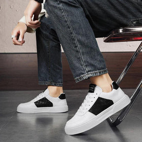 Tênis Masculino Romenzi RZ418 em poliuretano com cadarço ajustável, sola aderente e palmilha macia em EVA para visuais casuais com sofisticação.