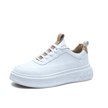 Tênis Masculino Romenzi RZ420 nas cores branco ou marrom com design elegante, palmilha em EVA e sola TPR para conforto e segurança no dia a dia.