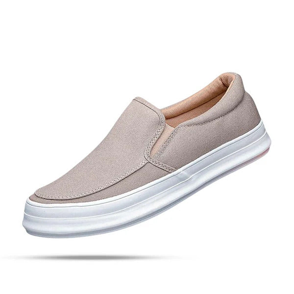 Tênis Masculino Slip On Romenzi RZ408 em tecido leve e palmilha em PU, estilo casual nas cores bege, verde musgo, branco e preto.
