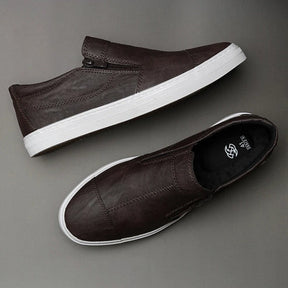 Tênis Masculino Romenzi RZ424 em couro preto com design Slip On, zíper lateral, palmilha macia e forro ventilado para praticidade e elegância diárias.
