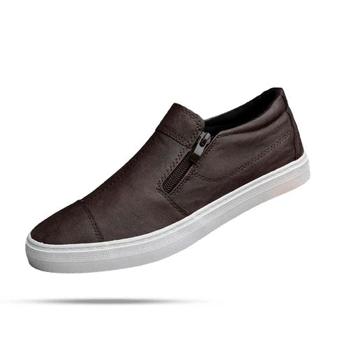 Tênis Masculino Romenzi RZ424 em couro preto com design Slip On, zíper lateral, palmilha macia e forro ventilado para praticidade e elegância diárias.