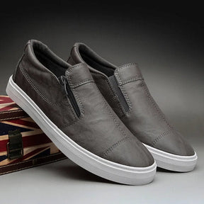 Tênis Masculino Romenzi RZ424 em couro preto com design Slip On, zíper lateral, palmilha macia e forro ventilado para praticidade e elegância diárias.