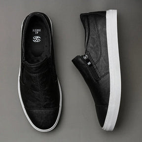 Tênis Masculino Romenzi RZ424 em couro preto com design Slip On, zíper lateral, palmilha macia e forro ventilado para praticidade e elegância diárias.