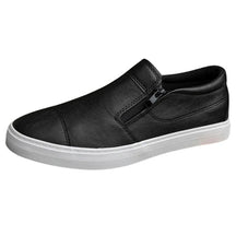 Tênis Masculino Romenzi RZ424 em couro preto com design Slip On, zíper lateral, palmilha macia e forro ventilado para praticidade e elegância diárias.