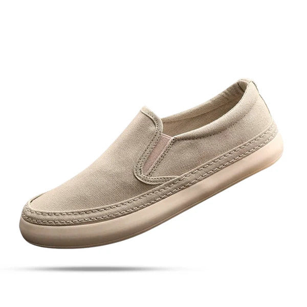 Tênis masculino Romenzi RZ430 na versão slip on, exibido em verde musgo, com design moderno, palmilha em PU e fechamento sem cadarço.