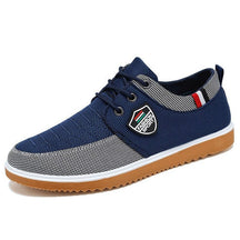 Tênis Masculino Romenzi RZ380 azul e caramelo, com ventilação, palmilha em E.V.A e sola de borracha antiderrapante para estilo urbano e conforto diário