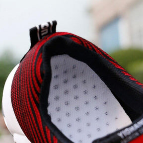 Tênis Masculino Sports Romenzi RZ442 em destaque: design moderno, malha respirável e amortecimento a ar para máximo conforto e desempenho.