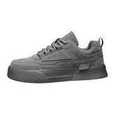 Tênis Masculino Romenzi RZ410 em couro cinza, estilo casual com acabamento premium, solado resistente e design versátil para o uso diário.