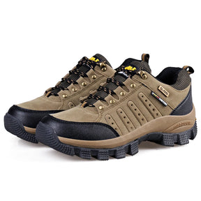 Tênis Masculino Trilha à Prova D'água Romenzi RZ332, couro impermeável, sola antiderrapante e biqueira reforçada para segurança e conforto em terrenos variados.