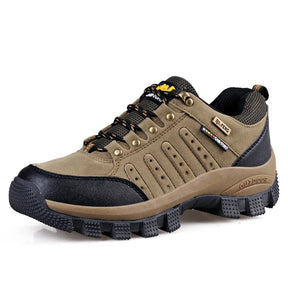 Tênis Masculino Trilha à Prova D'água Romenzi RZ332, couro impermeável, sola antiderrapante e biqueira reforçada para segurança e conforto em terrenos variados.