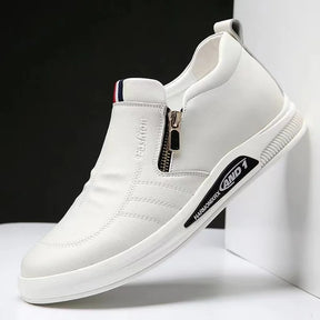 Tênis Masculino Slip On Romenzi RZ336, sem cadarço, com palmilha em EVA e solado antiderrapante para conforto e segurança.