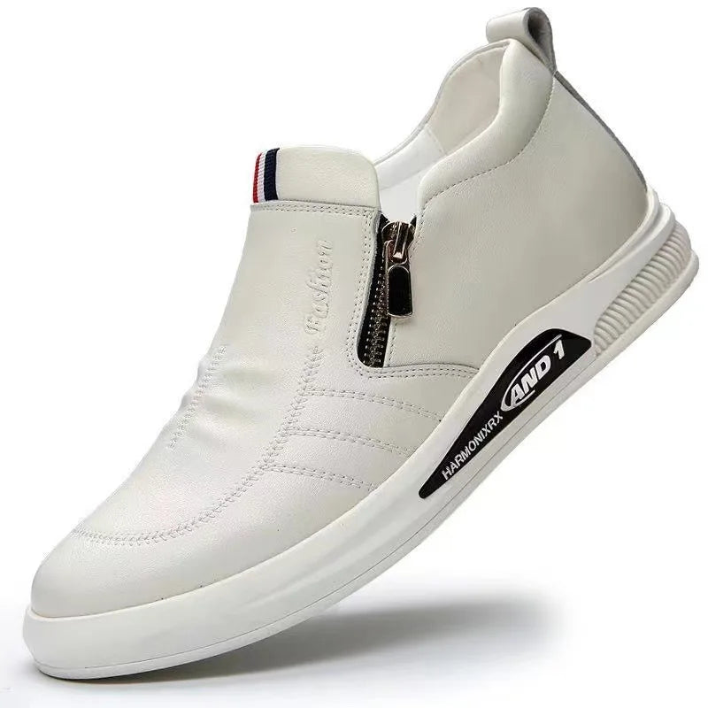 Tênis Masculino Slip On Romenzi RZ336, sem cadarço, com palmilha em EVA e solado antiderrapante para conforto e segurança.