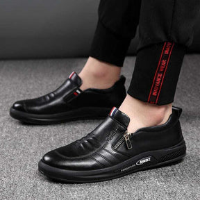 Tênis Masculino Slip On Romenzi RZ336, sem cadarço, com palmilha em EVA e solado antiderrapante para conforto e segurança.
