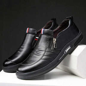 Tênis Masculino Slip On Romenzi RZ336, sem cadarço, com palmilha em EVA e solado antiderrapante para conforto e segurança.