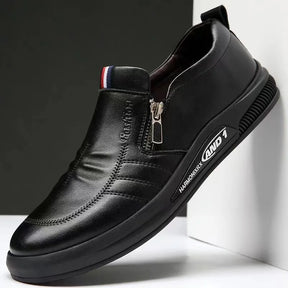 Tênis Masculino Slip On Romenzi RZ336, sem cadarço, com palmilha em EVA e solado antiderrapante para conforto e segurança.