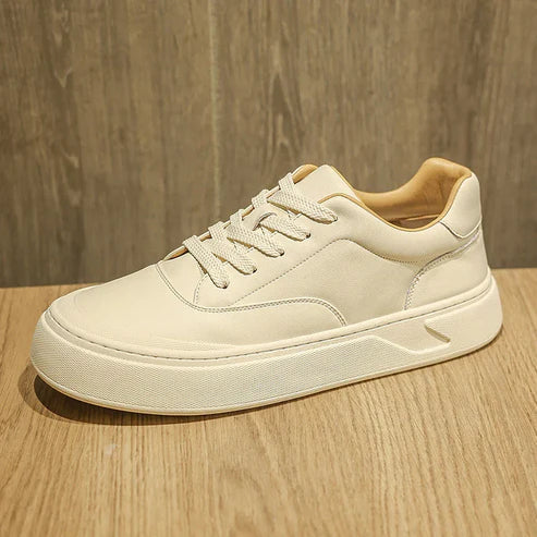 Tênis Masculino em Couro Romenzi RZ399 com materiais premium, sola reta em borracha e design elegante para looks contemporâneos e refinados.